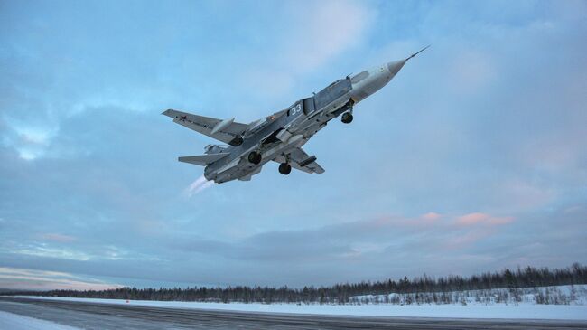 Самолет Су-24 во время учебно-тренировочных полетов в Мурманской области