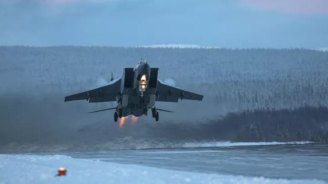 Самолет МиГ-31 во время учебно-тренировочных полетов в Мурманской области