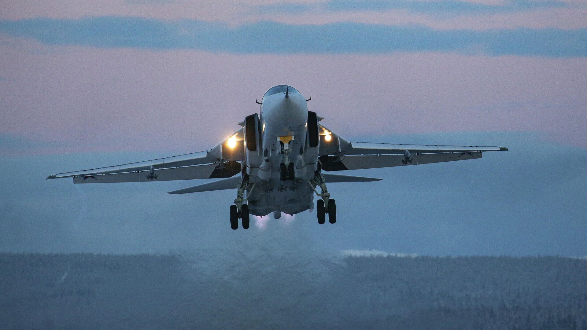 Самолет Су-24 во время учебно-тренировочных полетов в Мурманской области - РИА Новости, 1920, 25.02.2021