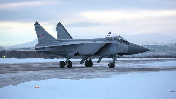 Самолет МиГ-31 во время учебно-тренировочных полетов в Мурманской области