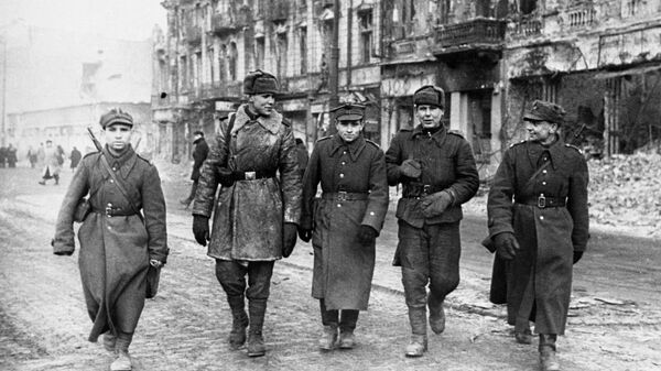 Солдаты Красной армии и Войска Польского на улицах Варшавы. 17 января 1945