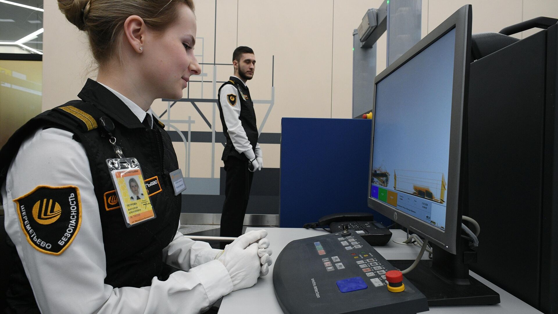 Сотрудница службы безопасности аэропорта Шереметьево осматривает багаж через интроскоп в новом международном терминале  - РИА Новости, 1920, 30.11.2020