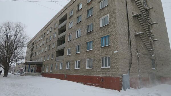 Общежитие, в подвале которого была обнаружена пропавшая в городе Карасук 10-летняя девочка