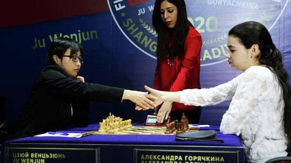 Претендентка на титул чемпионки мира по шахматам россиянка Александра Горячкина (справа) и действующая чемпионка мира Цзюй Вэньцзюнь