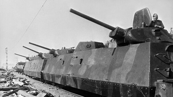 Советский бронепоезд ведет артиллерийский огонь по противнику в окрестностях Варшавы