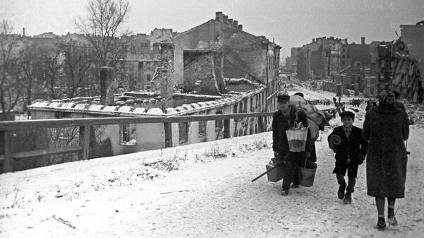 На одной из разрушенных немцами улиц Варшавы