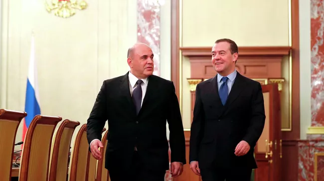 Председатель правительства РФ Михаил Мишустин и заместитель председателя Совета безопасности РФ Дмитрий Медведев во время встречи в Доме правительства РФ