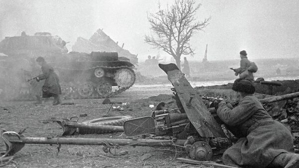 Советские воины ведут бой в окрестностях Варшавы. Архивное фото