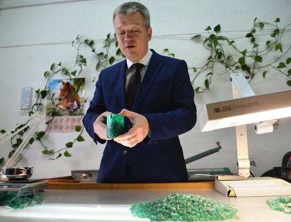 Генеральный директор АО Мариинский прииск Евгений Василевский демонстрирует редкий изумруд весом около 0,5 килограмма и стоимостью 55 тысяч долларов