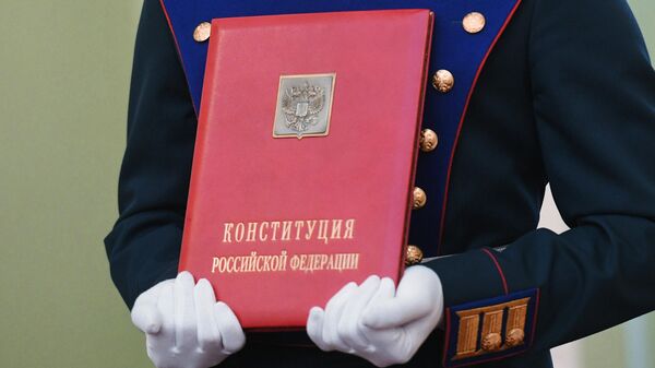 Солдат Президентского полка со специальным экземпляром Конституции РФ