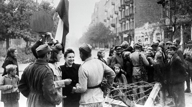 Мирные жители Варшавы и бойцы Красной Армии. Освобождение Польши. Великая Отечественная война 1941-1945 годов