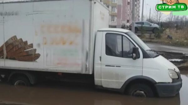 В Ярославле автомобили тонут в большой луже у многоэтажки