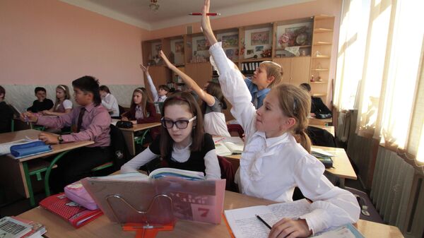 Ученики киевской гимназии во время урока
