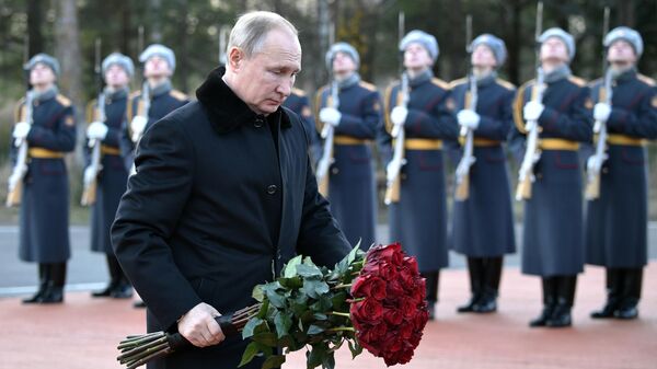 Президент РФ Владимир Путин на церемонии возложения цветов к монументу Рубежный камень  в Ленинградской области