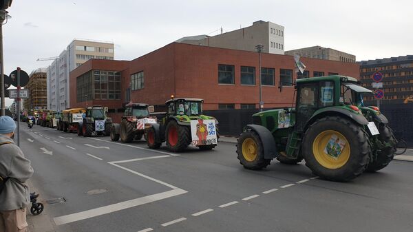Колонна сельхозтехники прошла через центр Берлина в рамках акции протеста 