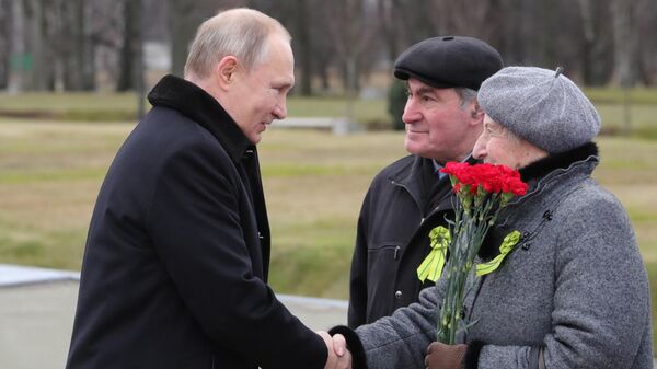Президент РФ Владимир Путин общается с петербуржцами на церемонии возложения цветов к монументу Мать-Родина в Санкт-Петербурге