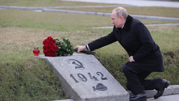 Владимир Путин на церемонии возложения цветов к монументу Мать-Родина на Пискарёвском мемориальном кладбище в Санкт-Петербурге