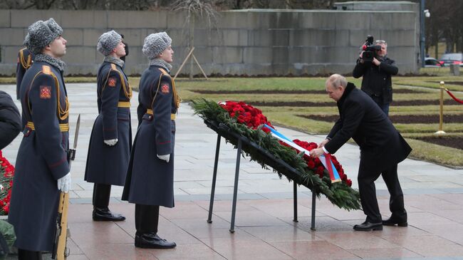  Владимир Путин на церемонии возложения цветов к монументу Мать-Родина на Пискарёвском мемориальном кладбище в Санкт-Петербурге