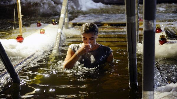 Женщина во время крещенских купаний на Верх-Исетском пруду в Екатеринбурге
