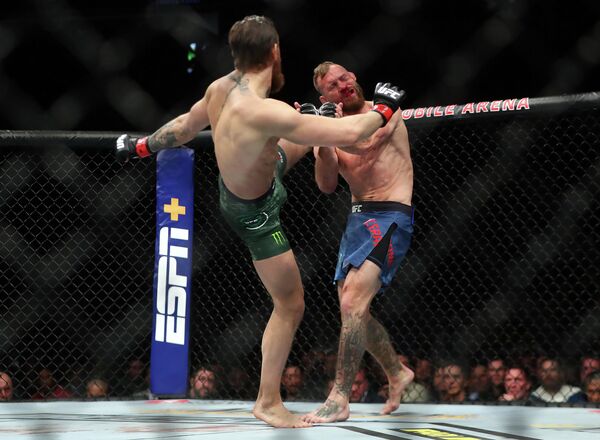 Слева направо: бойцы UFC Конор Макгрегор (Ирландия) и Дональд Серроне (США) а турнире UFC 246