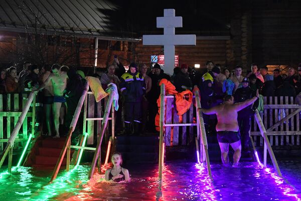 Верующие во время крещенских купаний на территории Измайловского Кремля в Москве