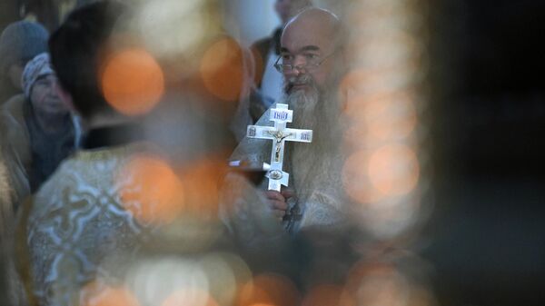 Священнослужитель в праздник Крещения в кафедральном соборе Казанской иконы Божией Матери в Чите
