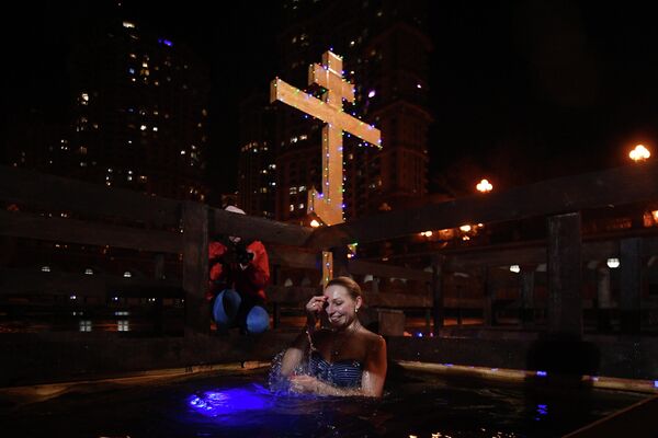 Девушка во время крещенских купаний на территории яхт-клуба Алые Паруса в Москве