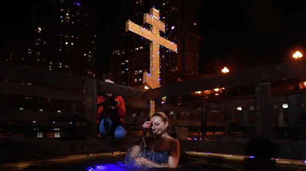 Девушка во время крещенских купаний на территории яхт-клуба Алые Паруса в Москве