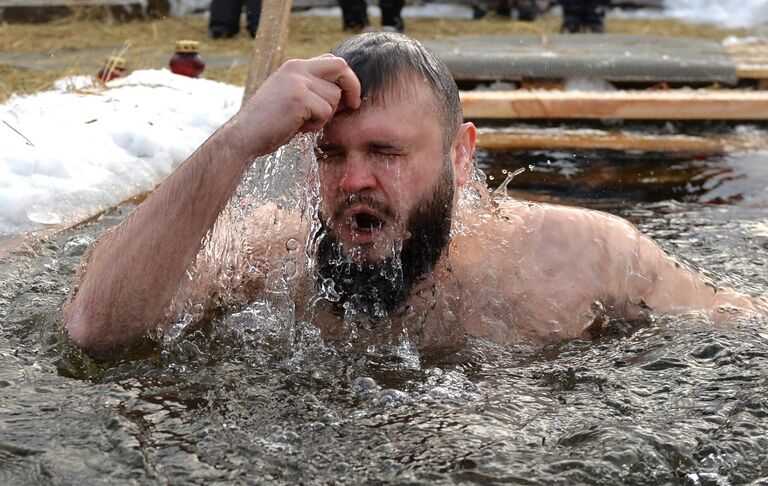 Мужчина во время крещенских купаний в Верх-Исетском пруду в Екатеринбурге