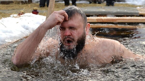 Мужчина во время крещенских купаний в Верх-Исетском пруду в Екатеринбурге