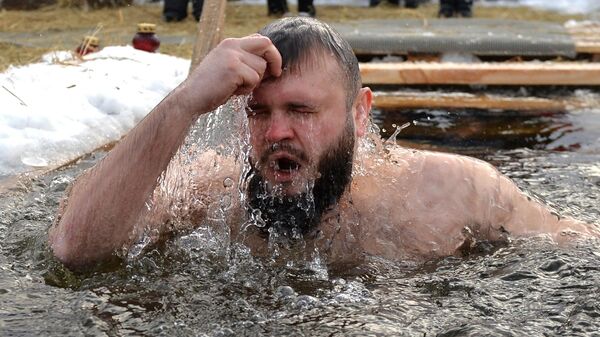 Мужчина во время крещенских купаний в Верх-Исетском пруду в Екатеринбурге