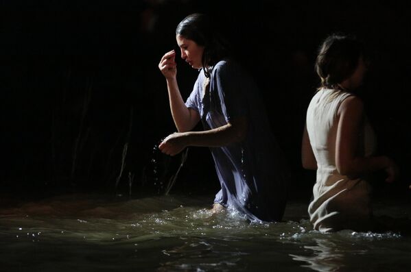 Женщина во время крещенских купаний в селе Перевальное Симферопольского района Республики Крым