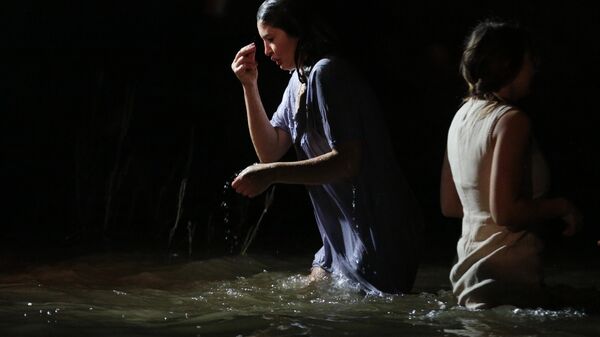 Женщина во время крещенских купаний