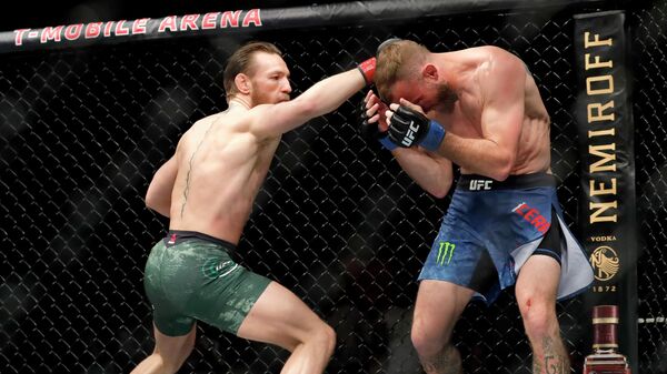 Слева направо: бойцы UFC Конор Макгрегор (Ирландия) и Дональд Серроне (США)