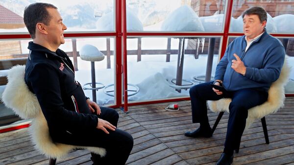  Заместитель председателя Совета безопасности РФ Дмитрий Медведев во время интервью Первому каналу
