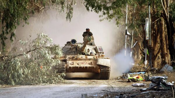 Танк Ливийской национальной армии в 10 километрах к западу от центра Бенгази
