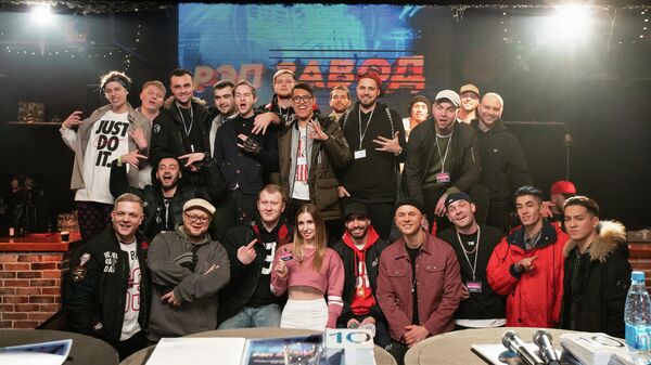 Общее фото артистов перед выступлением на Международном конкурсе Рэп-завод, Москва