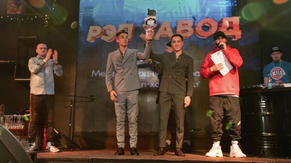  Рэпер Алексей Сулима и дуэт Фейджи и Ямаджи получают приз за первое место на конкурсе на Международном конкурсе Рэп-завод, Москва