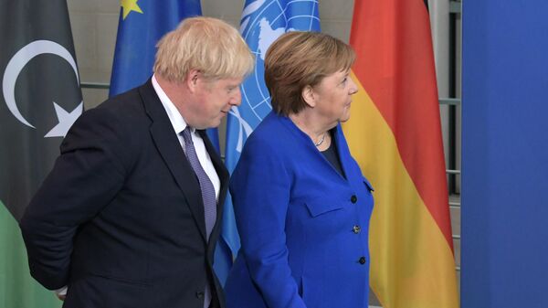 Премьер-министр Борис Джонсон и федеральный канцлер ФРГ Ангела Меркель на церемонии фотографирования глав делегаций участников Международной конференции по Ливии в Берлине