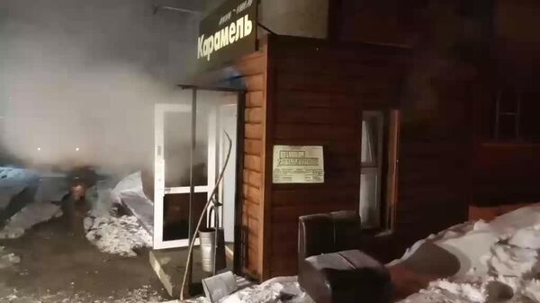 На месте прорыва трубы отопления в хостеле в Перми. Стоп-кадр видео