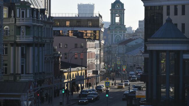 Автомобили на улице Пятницкая в Москве