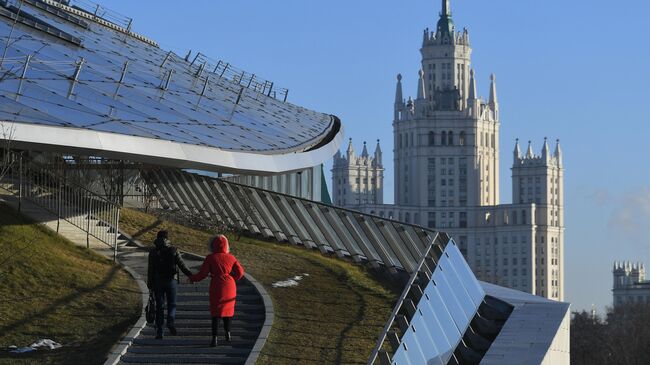 Влюбленные в парке Зарядье в Москве