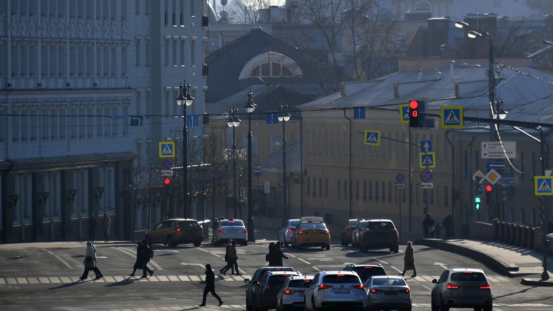 Автомобили на Малом Москворецком мосту в Москве - РИА Новости, 1920, 07.12.2020