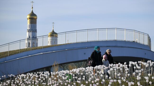 Отдыхающие в парке Зарядье в Москве