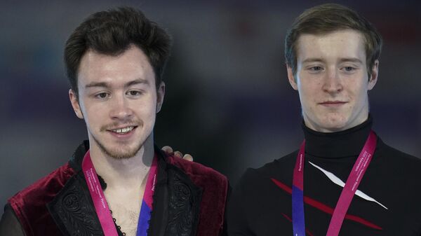Слева направо: Артур Даниелян, завоевавший серебряную медаль, Дмитрий Алиев, завоевавший золотую медаль, Александр Самарин, завоевавший бронзовую медаль на чемпионате России по фигурному катанию в Красноярске, на церемонии награждения.
