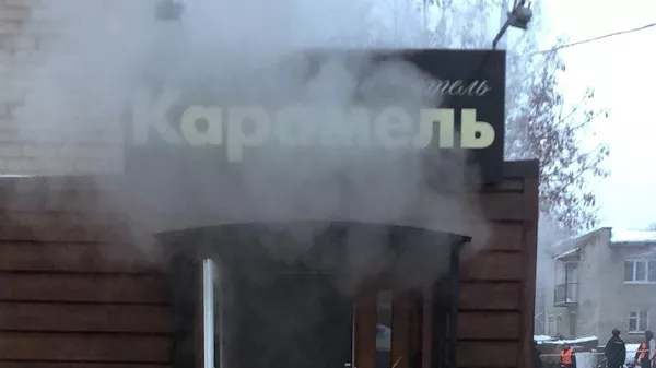 Вход в мини-отель Карамель в Перми, в котором в результате прорыва трубы с кипятком погибло пять человек