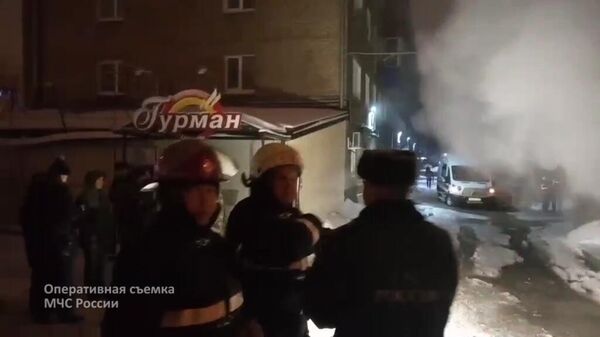 Сотрудники МЧС РФ у мини-отеля Карамель в Перми, в котором в результате прорыва трубы с кипятком погибло пять человек