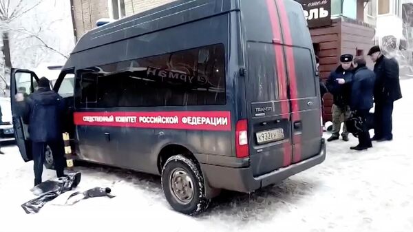 Автомобиль Следственного комитета РФ у входа в отель в Перми, где произошел прорыв трубы с кипятком