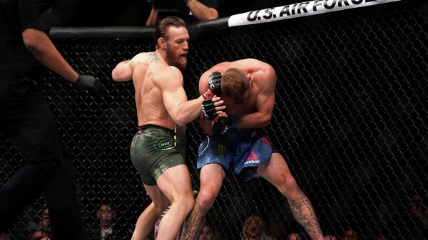 Слева направо: Конор Макгрегор (Ирландия) и Дональд Серроне (США) на турнире UFC 246 в Лас-Вегасе