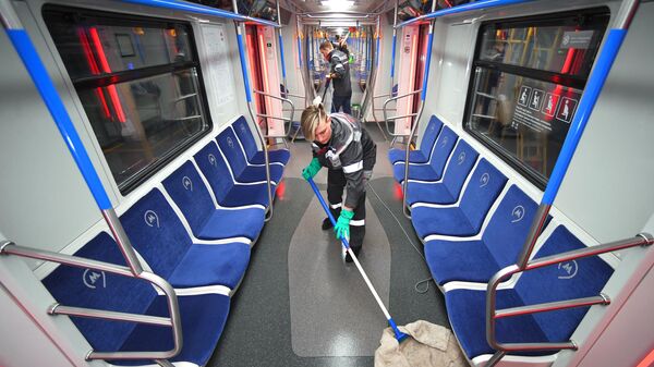 Сотрудники технической службы Московского метрополитена проводят уборку и дезинфекцию вагонов в электродепо Свиблово